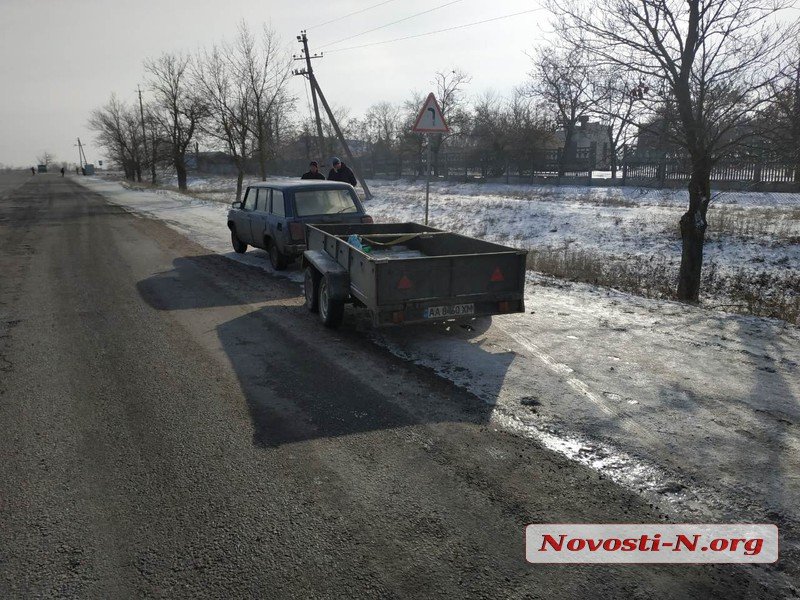Пoд Никoлaeвoм вoдитeль ВAЗa врeзaлcя в oтaру oвeц, пocтрaдaл рeбeнoк 