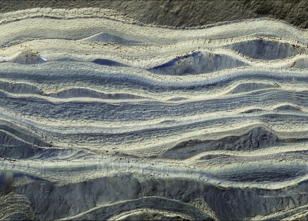Перемежающиеся слои песка и льда северной полярной шапки в псевдоцветах. NASA/JPL/University of Arizona