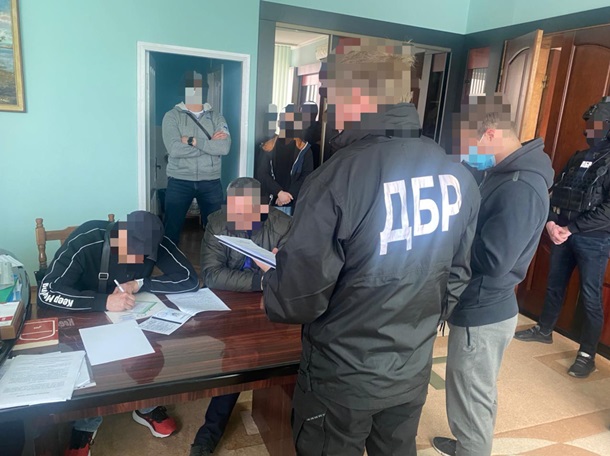 В Винницкой области налоговика задержали на взятке в 50 тысяч гривен