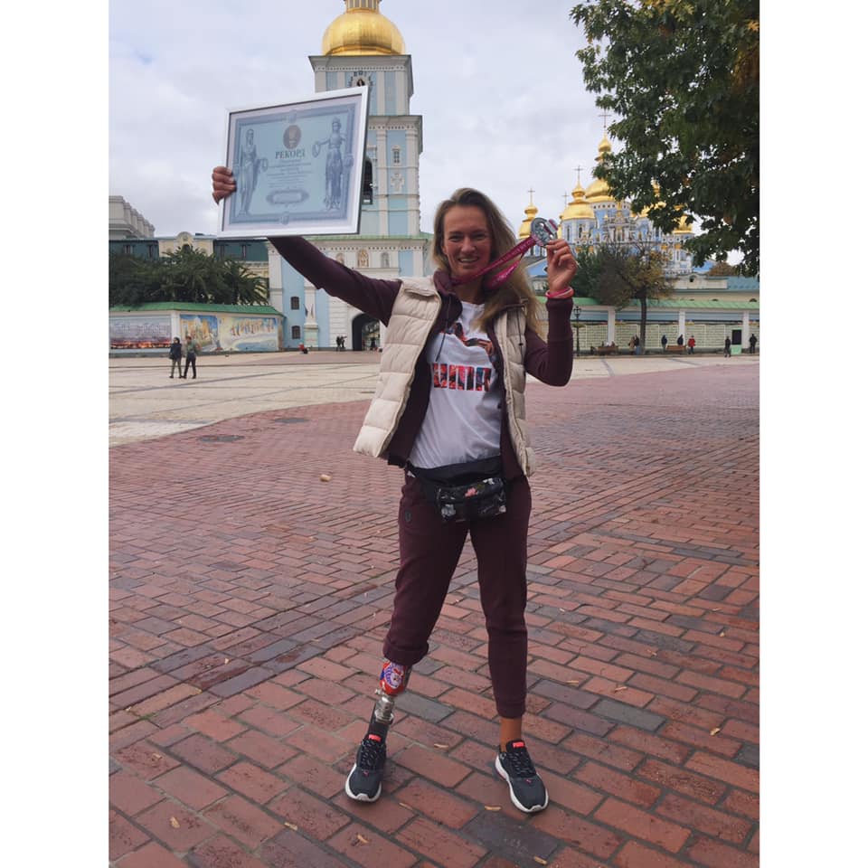 Татьяна Воротилина с протезом ноги установила рекорд на Wizz Air в Киеве (фото: facebook.com/geyzerkrik)