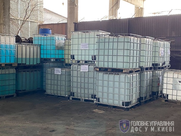 На Киевщине налоговики изъяли более 50 тонн спирта