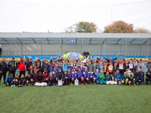 Фото: команда-победительница с почетными дипломами