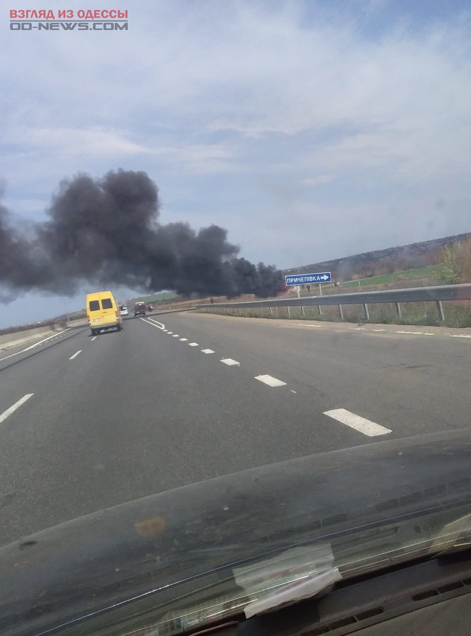 На трассе Одесса-Киев загорелся автомобиль, который вез гроб