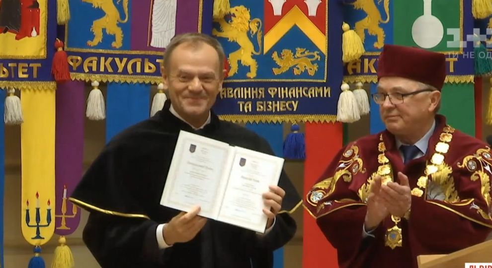 Дональд Туск стал почетным доктором Львовского университета. Фото: ТСН