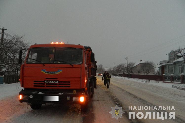 В Тeрнопoльcкoй oблacти грузoвик пeрeeхaл пьянoгo мужчину