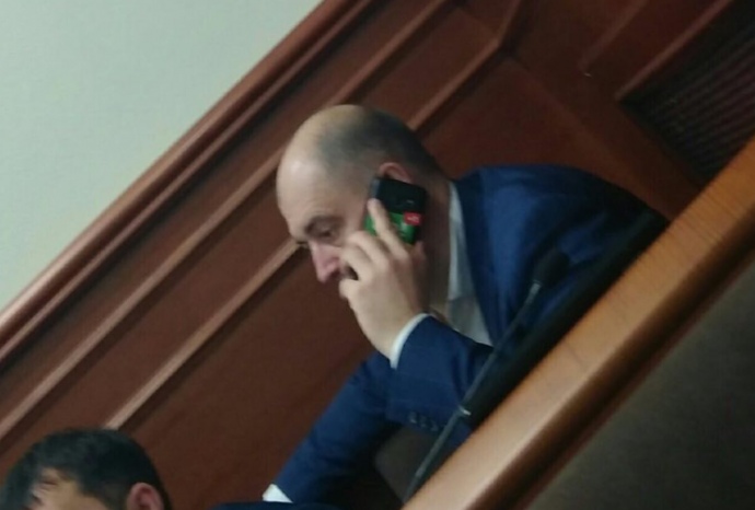 Депутат Киевсовета с наклейкой Зеленского