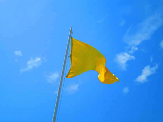 Рекомендация не купаться (желтый флаг) обычно действительна в течение 48 часов после завершения дождей