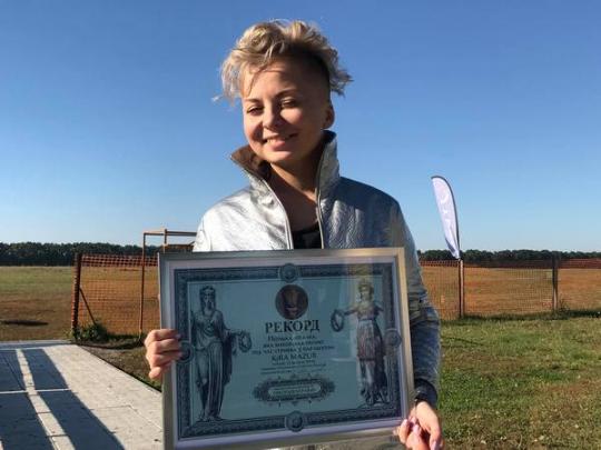 KiRA MAZUR стала первой украинской певицей, исполнившей песню в прыжке с парашутом