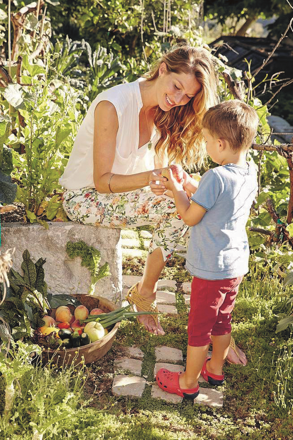 Жизель Бюндхен с сыном