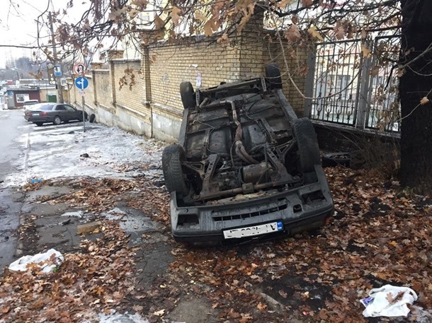 В Киеве пешеходы перевернули припаркованное на тротуаре авто