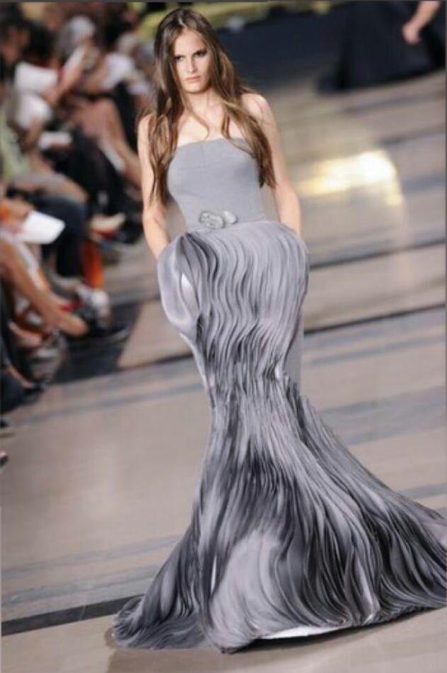 Костромичева дефилировала в платье весом 40 кило