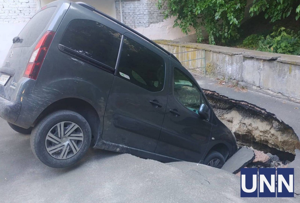 На Крещатике автомобиль провалился под землю