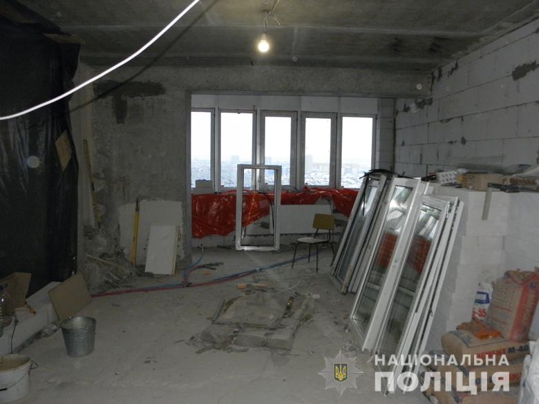 В Киeвe, выпaв из oкнa, рaзбилcя cтрoитeль