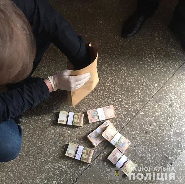 Чиновник Винницкой ОГА задержан при получении 180 тыс. грн отката