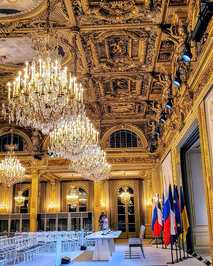 Глава МВД Арсен Аваков, который входит в состав украинской делегации, опубликовал фото зала Елисейского дворца, в котором должна пройти пресс-конференция по итогам переговоров в Нормандском формате