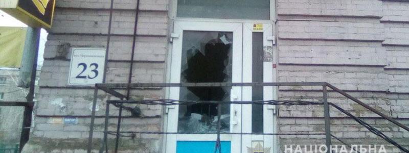 В Днепре в офис политической партии кинули горючую смесь