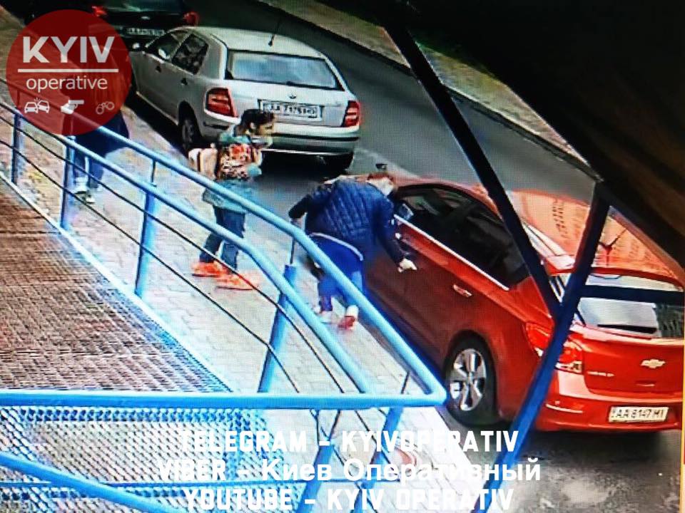 В Киеве школьницы поцарапали десять автомобилей 
