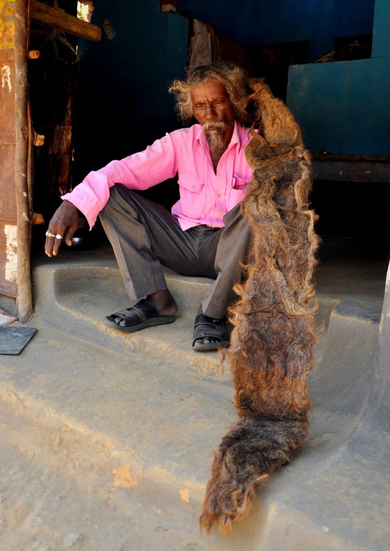 Житель индийского округа Мунгер 40 лет не стриг волосы и не мыл голову