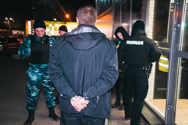 В Киеве мужчина устроил стрельбу возле супермаркета