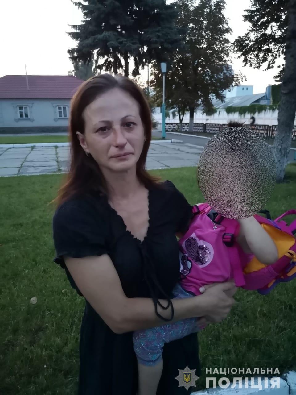 Женщина воровала у детей на детских площадках (фото: kv.npu.gov.ua)
