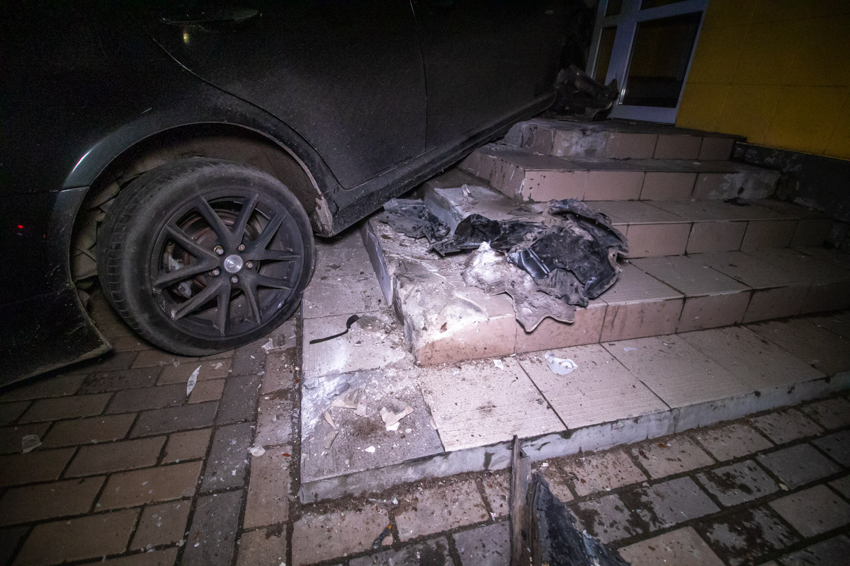 В Киеве автомобиль вылетел на ступеньки жилого дома 