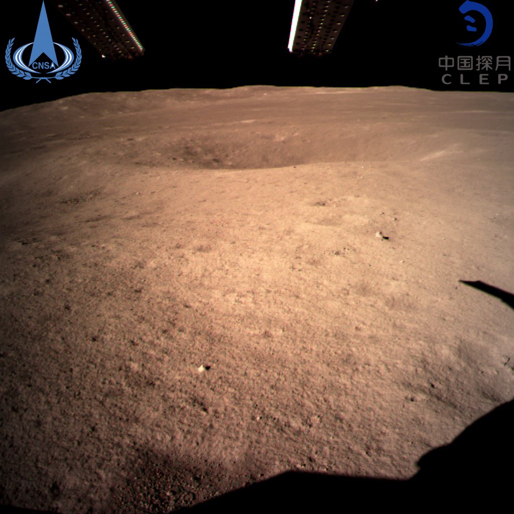Китай показал первые фото с обратной стороны Луны