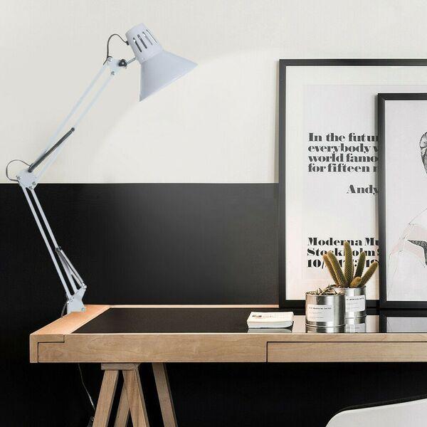 Настольная лампа на струбцине на рабочем столе