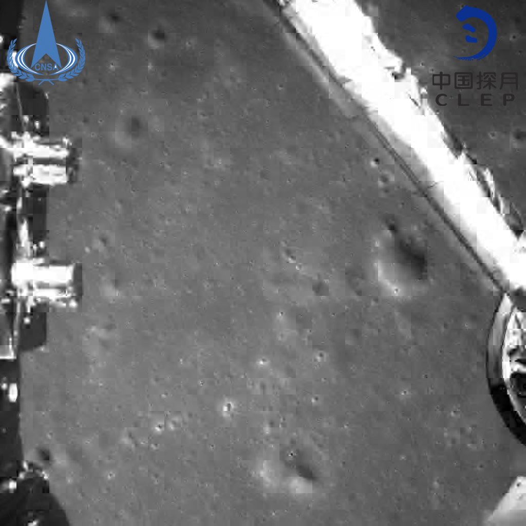 Китай показал первые фото с обратной стороны Луны