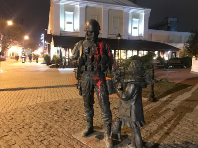 В Крыму облили краской памятник так называемым вежливым людям