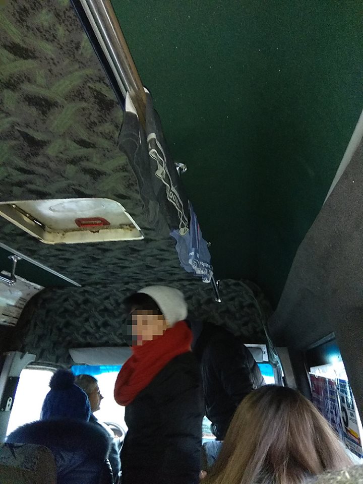 Трусы висели над головами пассажиров