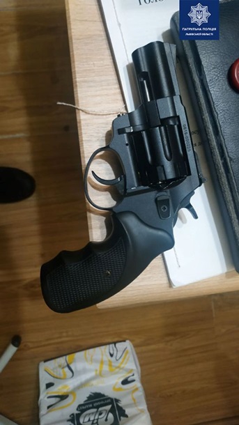 Во Львове мужчина обстрелял магазин, где работает его жена