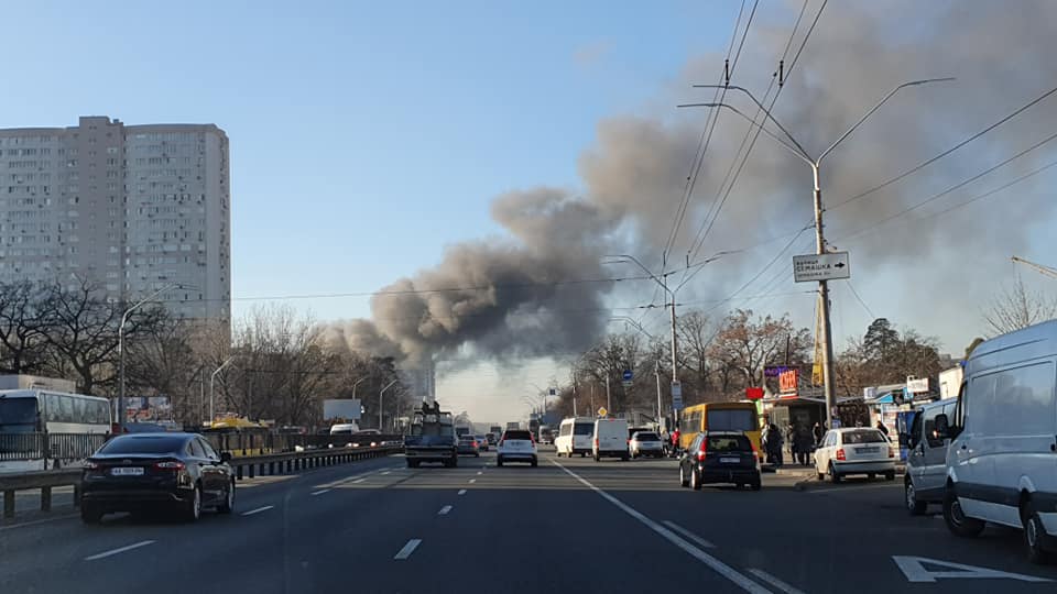 В Киеве горит склад 