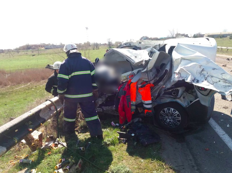 В Николаевской области легковушка не разминулась с КАМАЗом