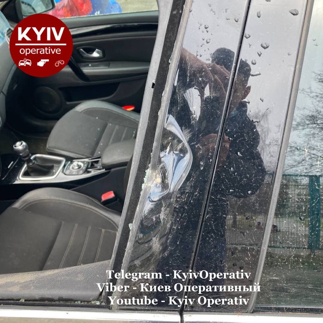 В Киеве неизвестные разгромили припаркованные авто во дворе