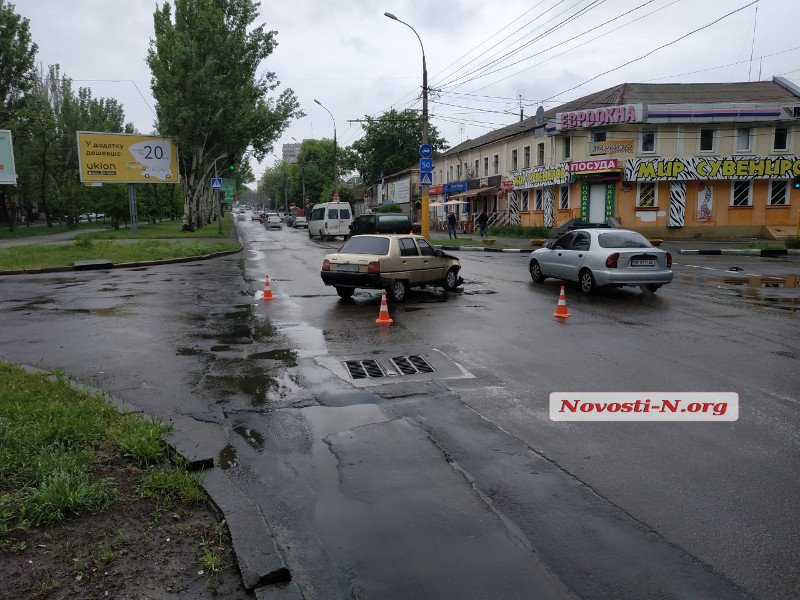 В Николаеве в двух ДТП столкнулись три «легковушки» и микроавтобус