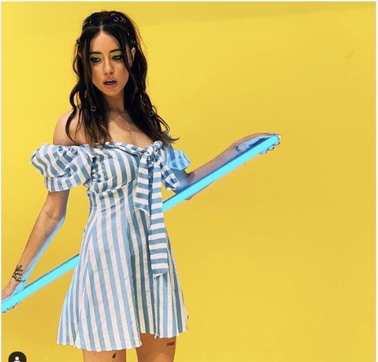 Надя Дорофеева показала стройные ноги в мини-платье