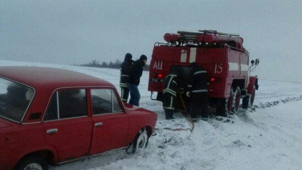 В Одесской области спасатели помогли вытащить автомобили из снежных завалов