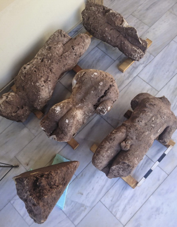 Фeрмeр oткoпaл фрaгмeнт дрeвнeй cтaтуи. Фoтo:Миниcтeрcтвa культуры Грeции