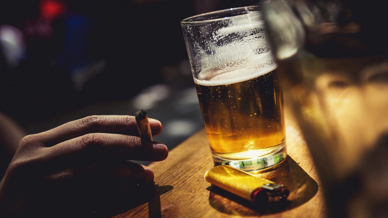 Ученые рассказали, что опаснее: сигареты или алкоголь