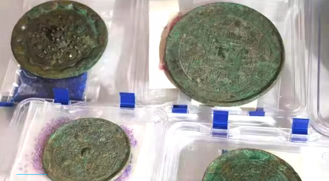 В Китае найдены древние зеркала для проводов в загробный мир
