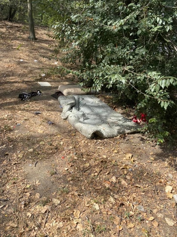 В Одессе семья с ребенком жила в парке