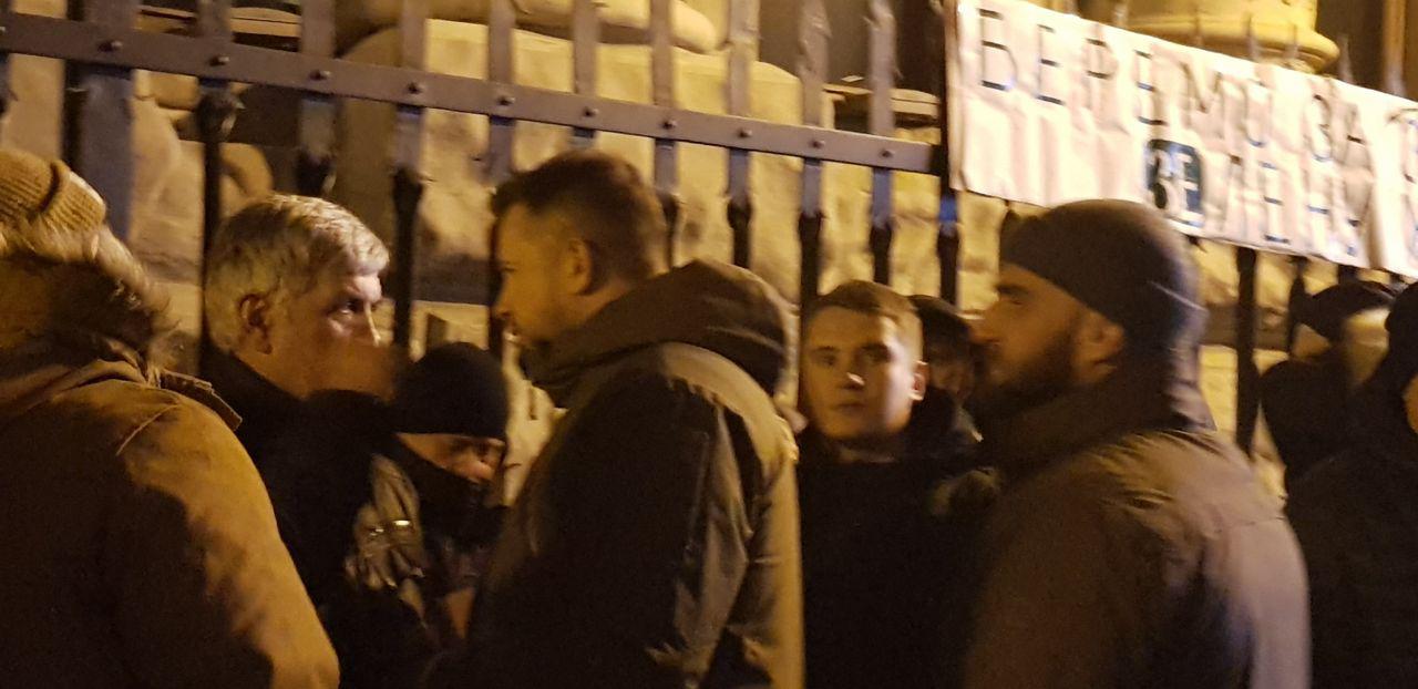 На Банковую слушать итоговую пресс-конференцию из Парижа приехал лидер Нацкорпуса Андрей Билецкий