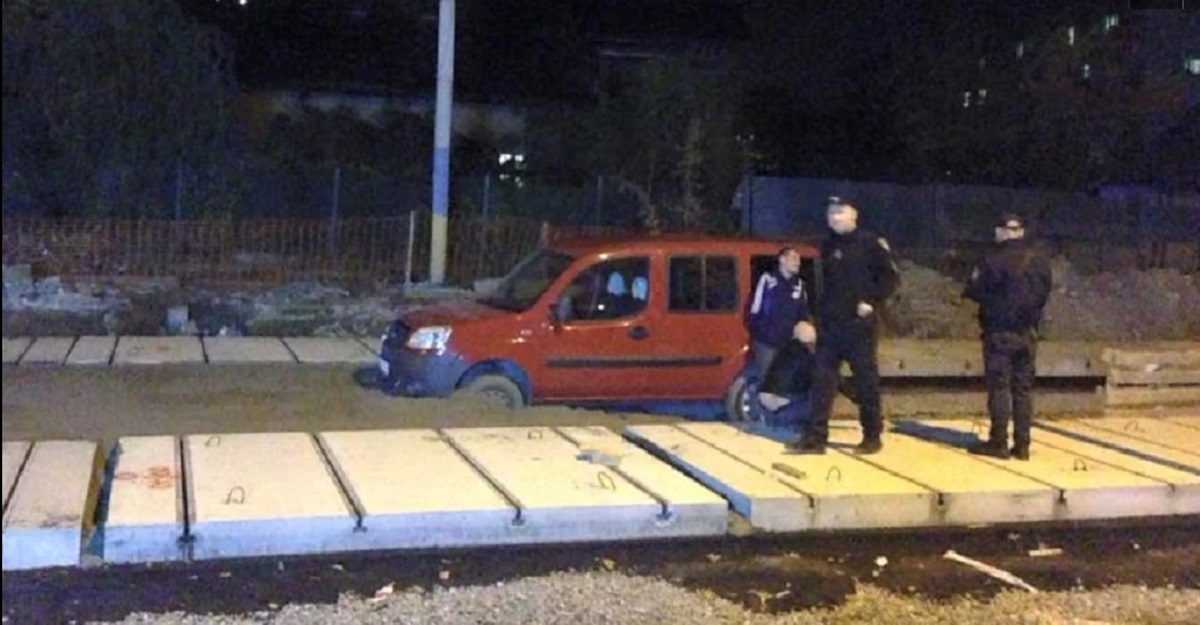 Во Львове пьяный водитель застрял в свежем бетоне