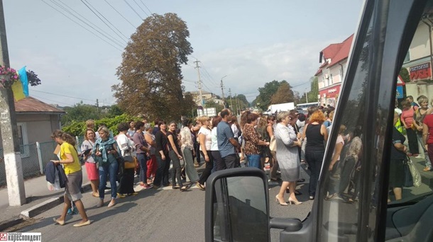 Педагоги перекрыли дорогу на Львов