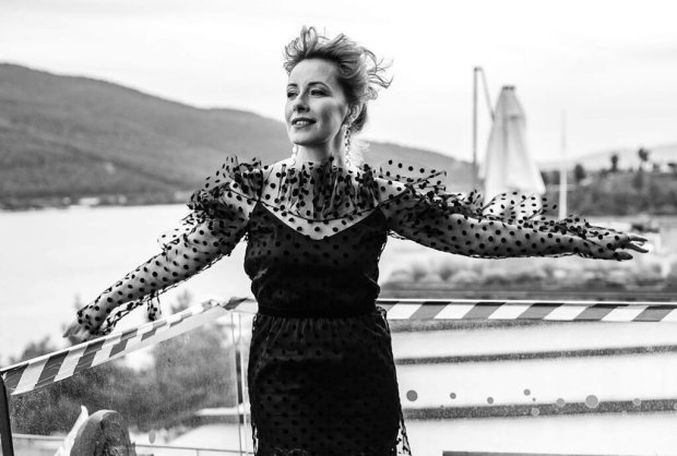 Елена Кравец похвасталась снимками в полупрозрачном платье