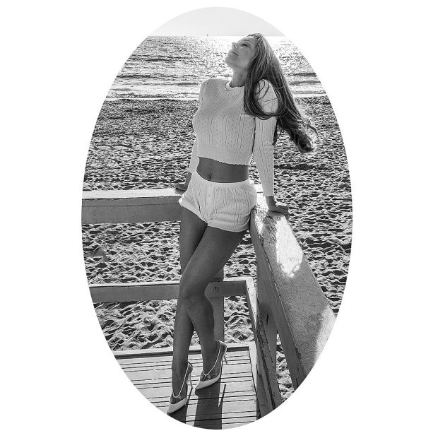 Тина Кароль восхитила фигурой в коротких шортах