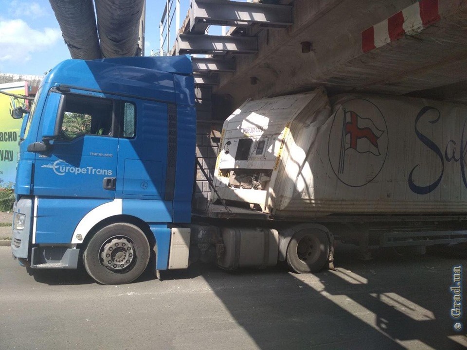 В Одессе фура застряла под мостом