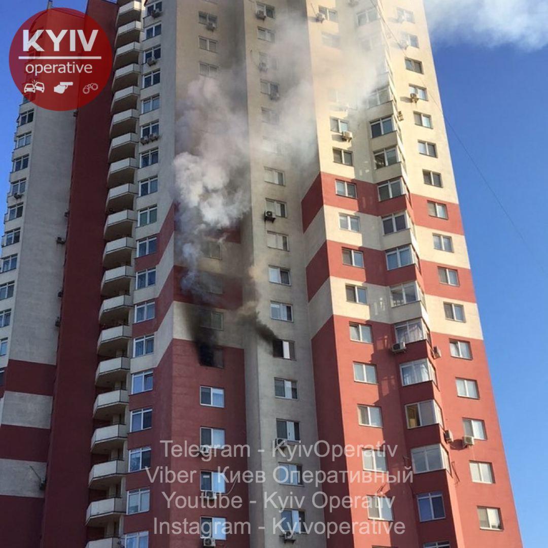 В Киеве вспыхнул сильный пожар в многоэтажке