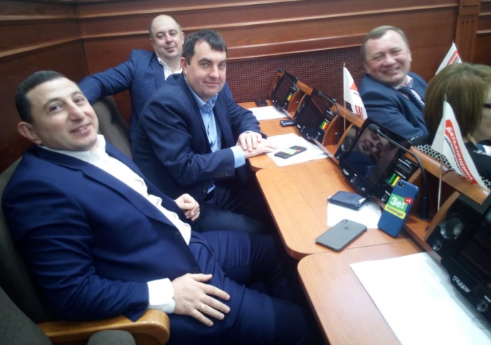 Депутаты Киевсовета с наклейками Зеленского
