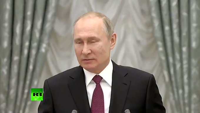 Путина высмеяли в Сети из-за заплывшего лица